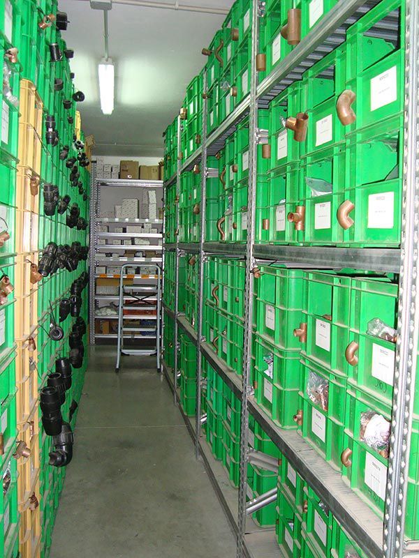 Pasillo con suministros para galvanizados en Castellón